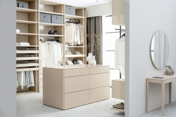 sudbrock-fokus-schlafen-offene-ankleide-und-goya-mittelinsel-und-schminkkonsole-in-lack-puder-scaled3B73D012-D989-93F9-734C-5D7CEAB636D4.jpeg