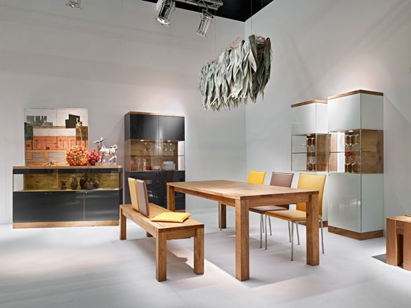 Vitrinen-u.-Anrichte-Delano-II-und-Tisch-2011-mit-Fugatum-II-Bank